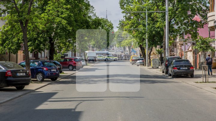 На ЛГБТ-марше в Кишинёве произошла потасовка между верующими и полицей: видео