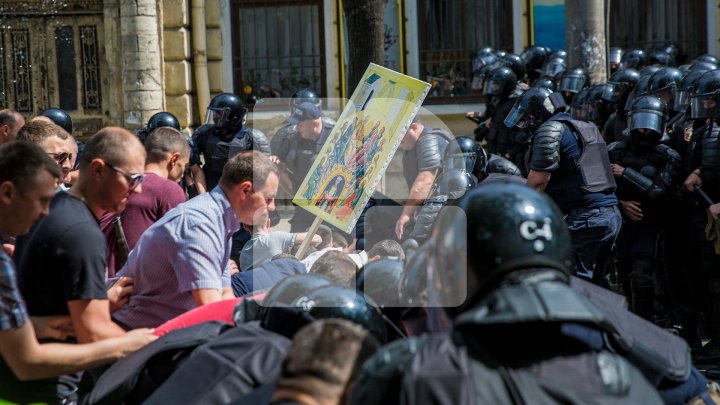 На ЛГБТ-марше в Кишинёве произошла потасовка между верующими и полицей: видео