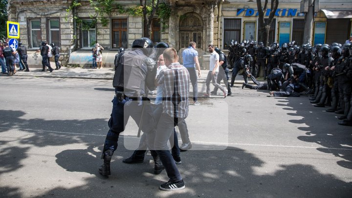 На ЛГБТ-марше в Кишинёве произошла потасовка между верующими и полицей: видео