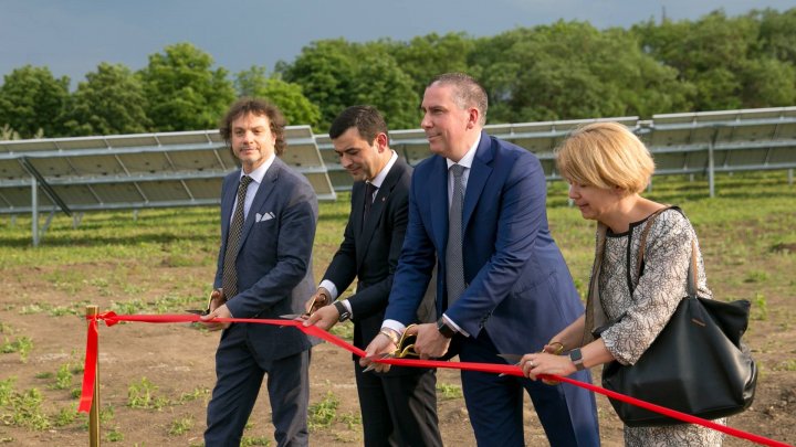 Крупнейший фотоэлектрический парк открыли в коммуне Бачой: фторепортаж