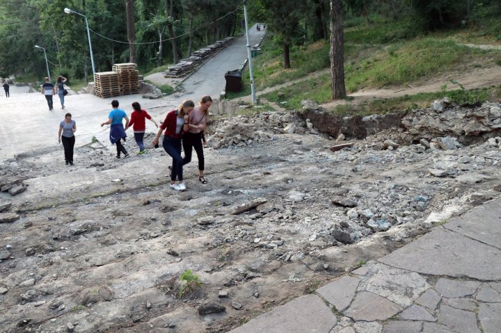 В парке Валя Морилор начали ремонтировать гранитную лестницу