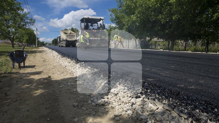 В Ниспоренском районе ремонтируют дороги в рамках программы правительства: фоторепортаж