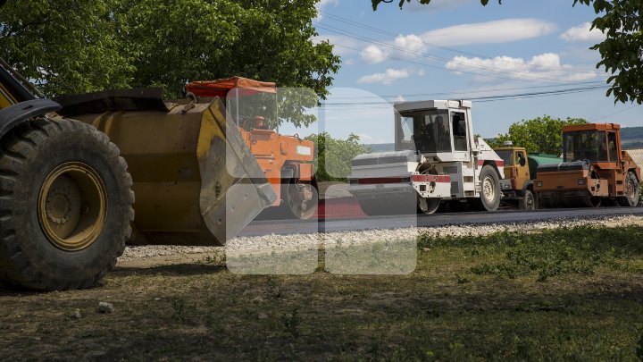 В Ниспоренском районе ремонтируют дороги в рамках программы правительства: фоторепортаж