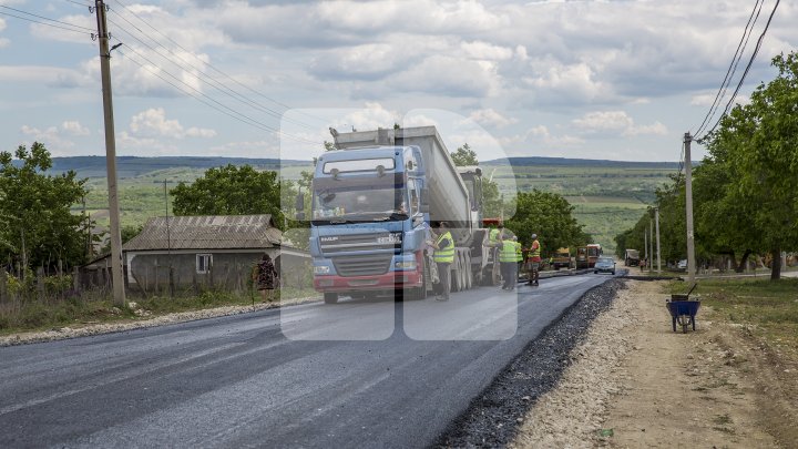 В Ниспоренском районе ремонтируют дороги в рамках программы правительства: фоторепортаж