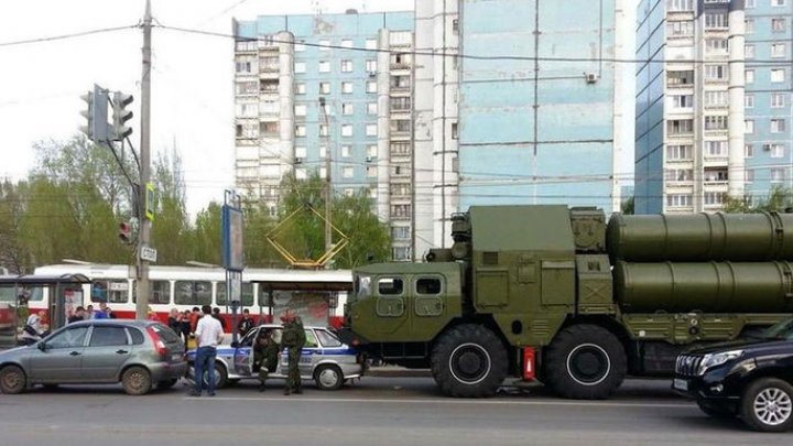 В Москве водитель зенитно-ракетного комплекса протаранил полицейский автомобиль