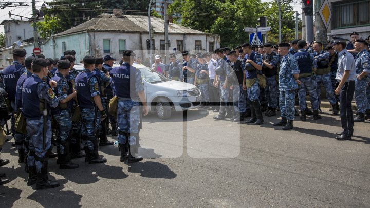 На ЛГБТ-марше в Кишинёве произошла потасовка между верующими и полицей: видео