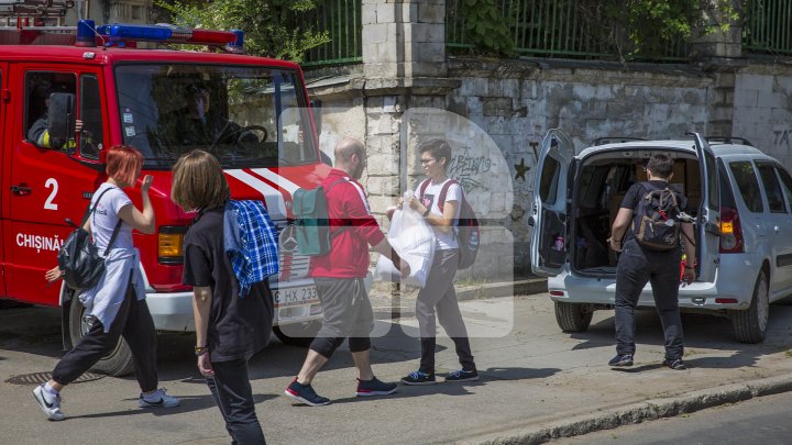 На ЛГБТ-марше в Кишинёве произошла потасовка между верующими и полицей: видео