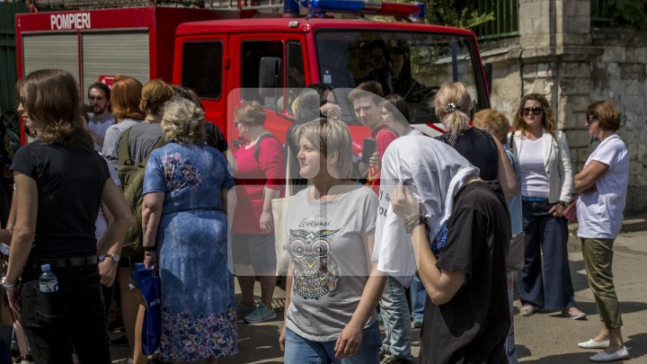 На ЛГБТ-марше в Кишинёве произошла потасовка между верующими и полицей: видео