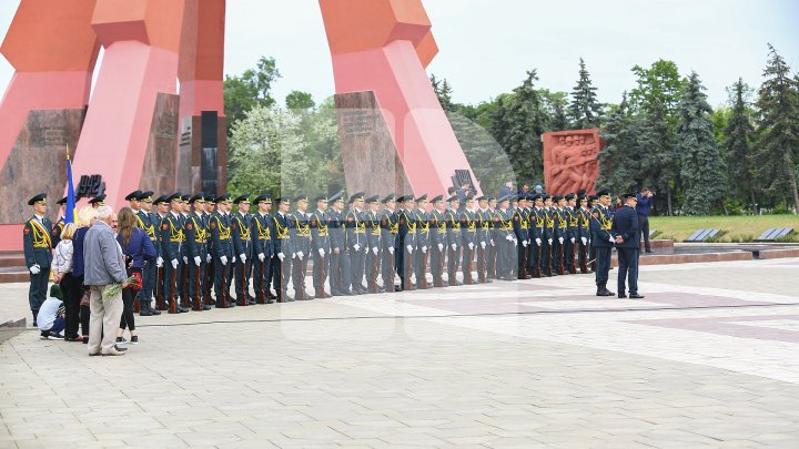 Празднование Дня победы началось с возложения цветов к мемориалу Вечность