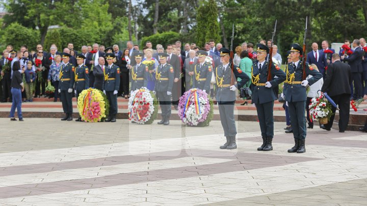 Празднование Дня победы началось с возложения цветов к мемориалу Вечность