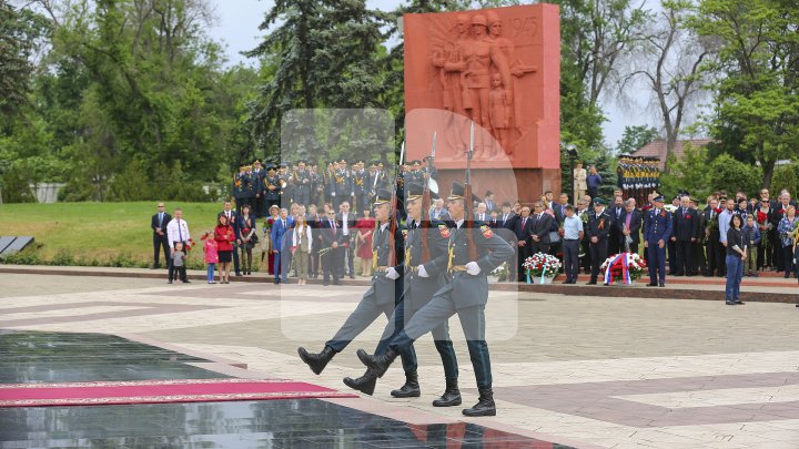 Празднование Дня победы началось с возложения цветов к мемориалу Вечность
