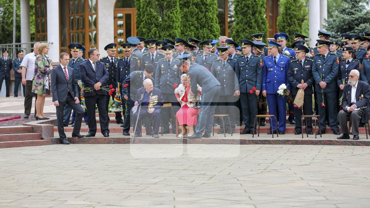 Празднование Дня победы началось с возложения цветов к мемориалу Вечность