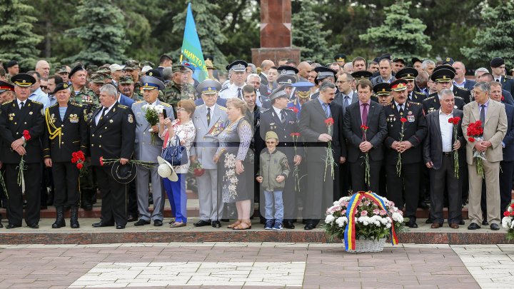 Празднование Дня победы началось с возложения цветов к мемориалу Вечность