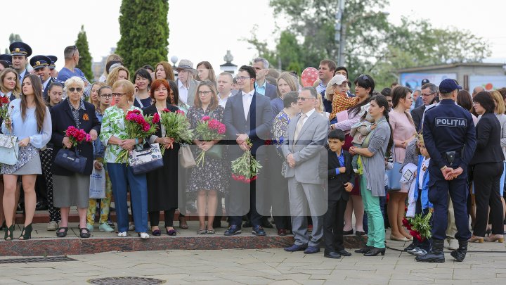 Празднование Дня победы началось с возложения цветов к мемориалу Вечность