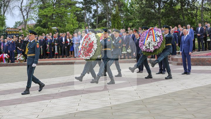 Празднование Дня победы началось с возложения цветов к мемориалу Вечность