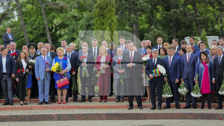 Празднование Дня победы началось с возложения цветов к мемориалу Вечность