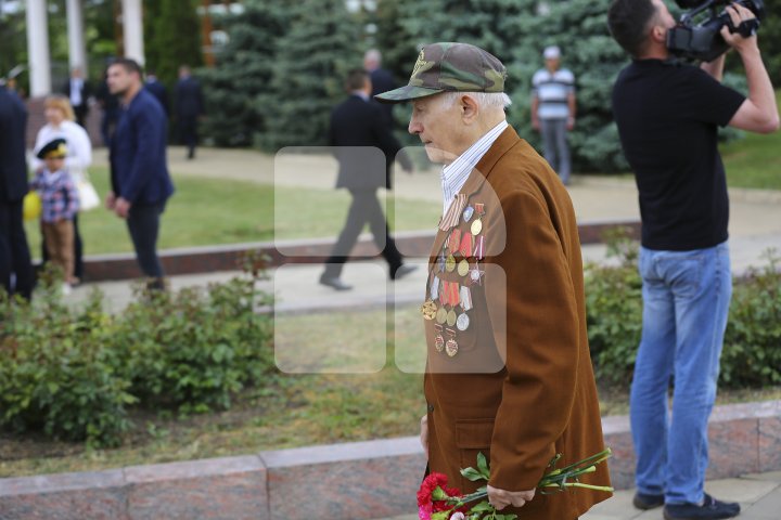 Празднование Дня победы началось с возложения цветов к мемориалу Вечность