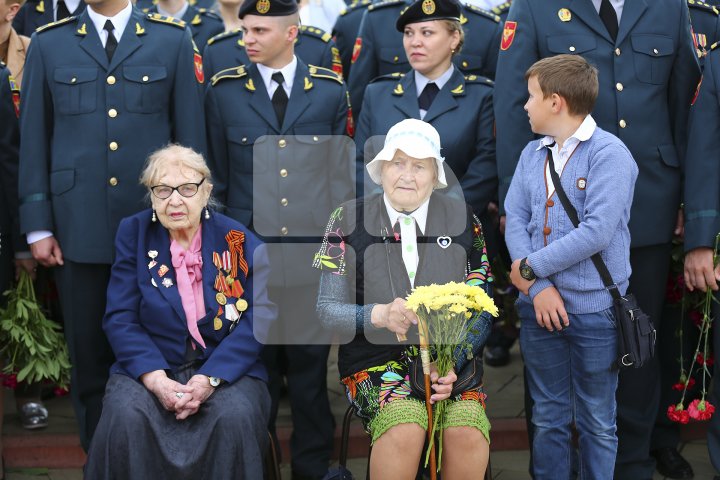 Празднование Дня победы началось с возложения цветов к мемориалу Вечность