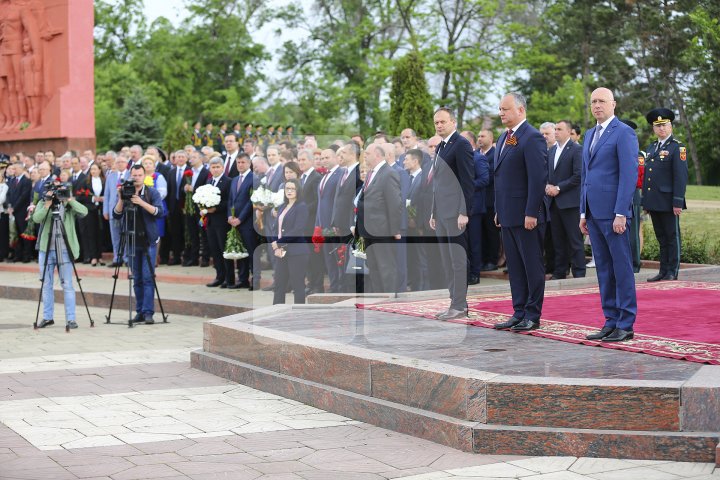 Празднование Дня победы началось с возложения цветов к мемориалу Вечность