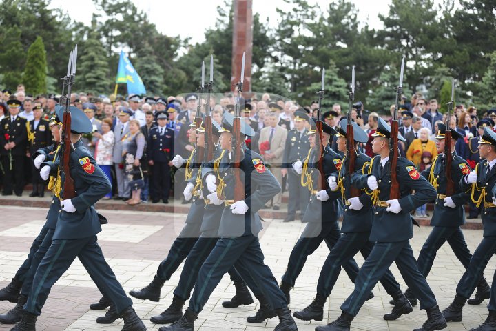 Празднование Дня победы началось с возложения цветов к мемориалу Вечность