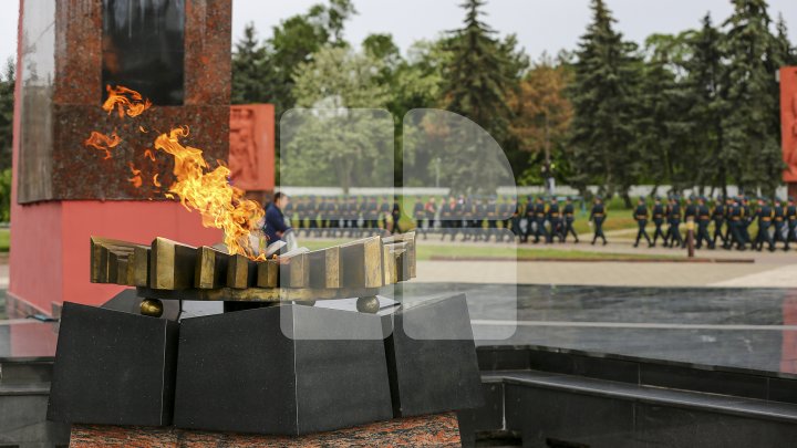 Празднование Дня победы началось с возложения цветов к мемориалу Вечность