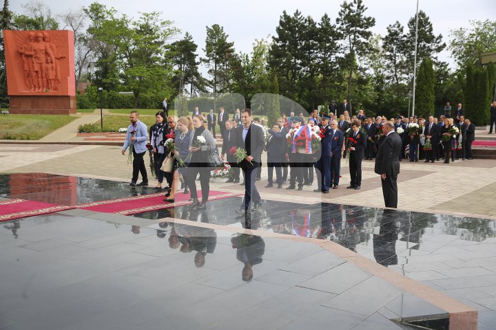 Празднование Дня победы началось с возложения цветов к мемориалу Вечность