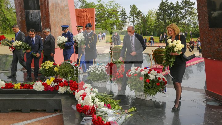 Празднование Дня победы началось с возложения цветов к мемориалу Вечность