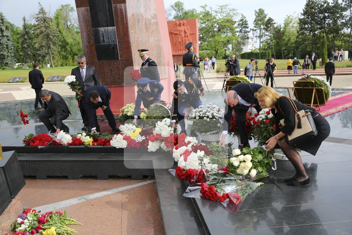 Празднование Дня победы началось с возложения цветов к мемориалу Вечность