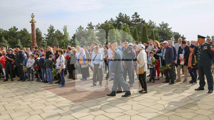 Празднование Дня победы началось с возложения цветов к мемориалу Вечность