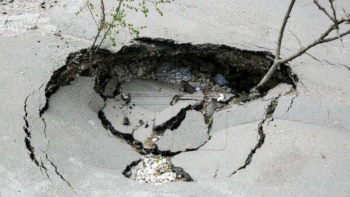 Рабочие месяц не могут заделать огромную яму в центре столицы (фото) 