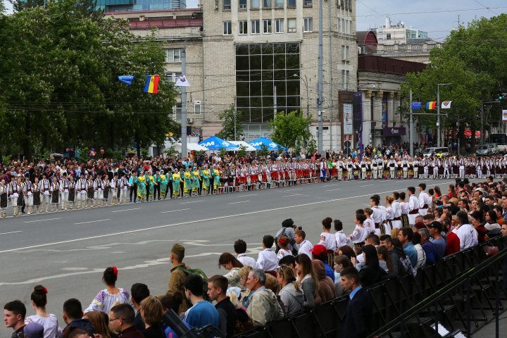 Самую большую хору станцевали в центре Кишинёва 9 мая: видео