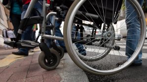 Мужчина на инвалидной коляске намеренно сбил двух женщин в Лондоне: видео 