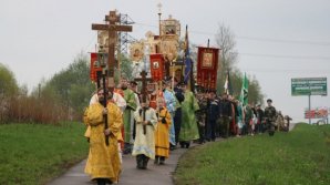 Сотни прихожан начали крестный ход из Каушанского района