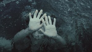 В Астрахани из реки вытащили чудом выжившую многодетную мать 