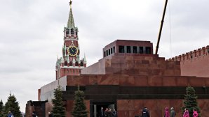 На Красной площади футбольные фаны выстроились в очередь к Мавзолею