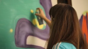 Космическое граффити: Известная художница разрисовала старую стену винзавода