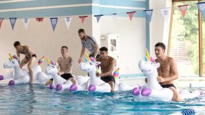 Сборная Англии по футболу отметила победу над Тунисом, устроив гонки на надувных единорогах