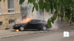 Сильное пламя охватило припаркованный Mercedes в центре столицы: видео