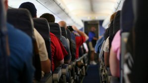 Попрошайка собрал милостыню прямо в проходе самолета: видео 