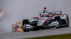 На гонках IndyCar машина безопасности врезалась в борт 