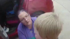 Американский полицейский спас подавившегося монетой маленького ребенка