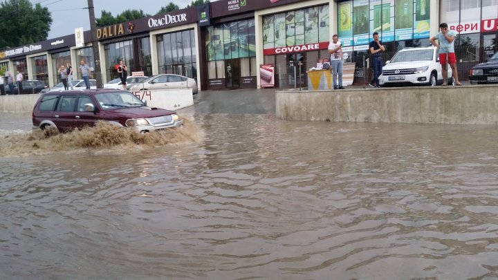 Мощный ливень затопил улицы и заблокировал транспорт в Кишиневе (фоторепортаж) 