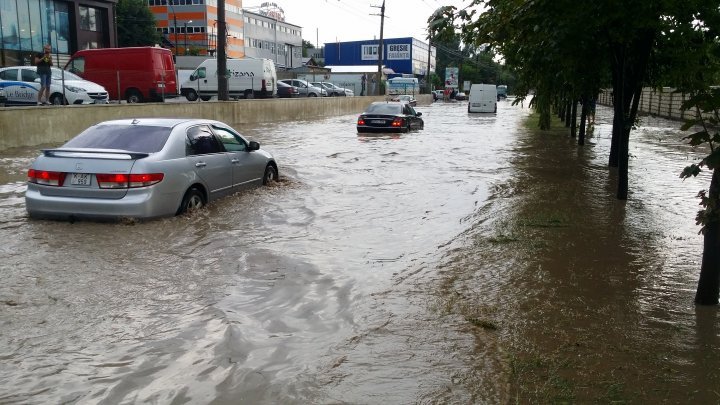 Мощный ливень затопил улицы и заблокировал транспорт в Кишиневе (фоторепортаж) 