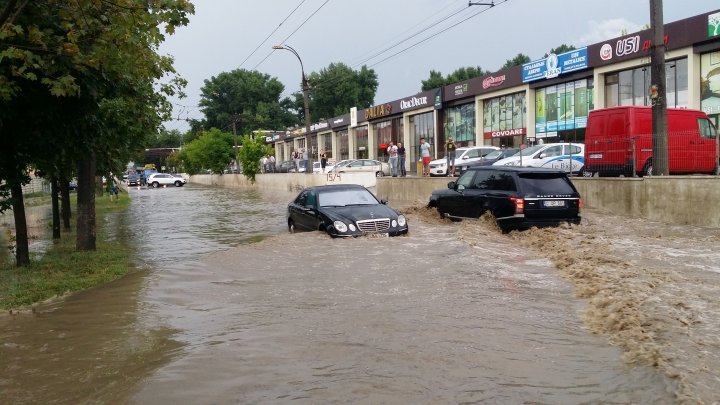 В Кишиневе улицы превратились в реки после ливня и града (фото) 