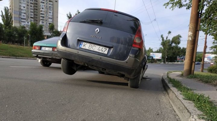 Машина провалилась в яму на дороге в центре столицы