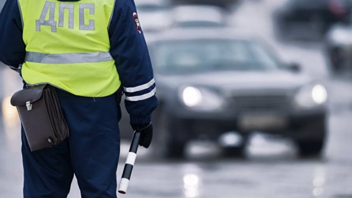 В центре Москвы сотрудники ДПС огнетушителем выбили стекло в остановленном авто