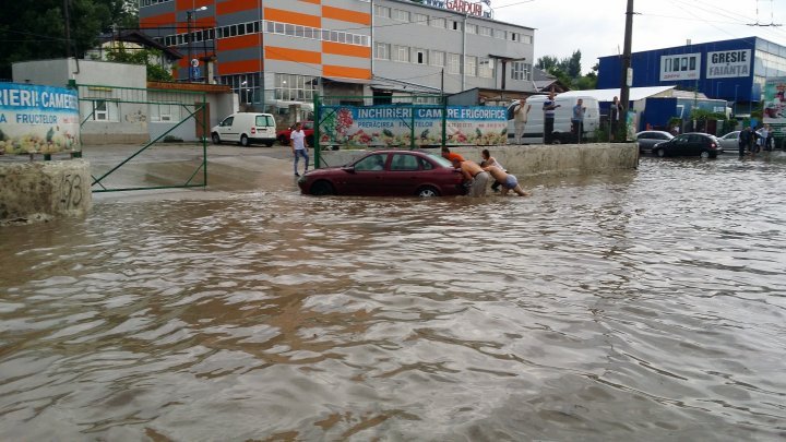 Мощный ливень затопил улицы и заблокировал транспорт в Кишиневе (фоторепортаж) 