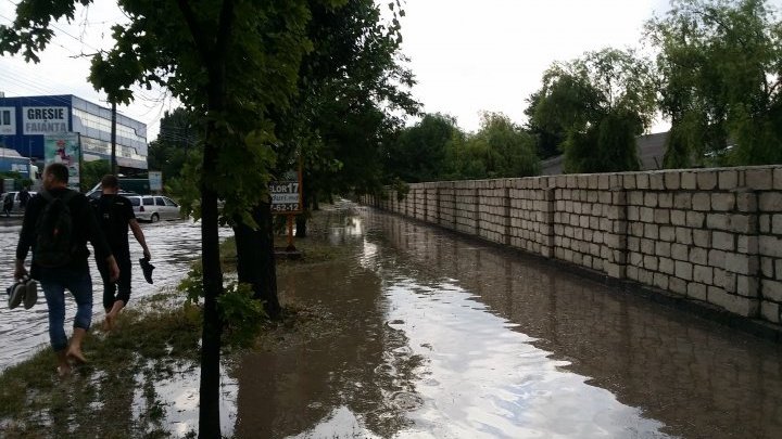 Мощный ливень затопил улицы и заблокировал транспорт в Кишиневе (фоторепортаж) 