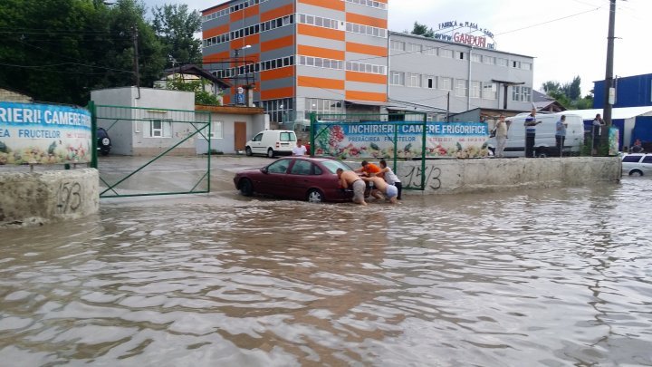 Мощный ливень затопил улицы и заблокировал транспорт в Кишиневе (фоторепортаж) 