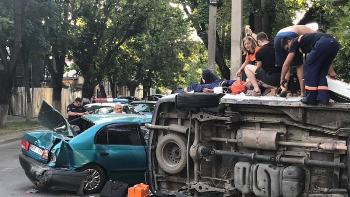 Машина скорой помощи перевернулась в центре Кишинева: подробности ДТП (фото)